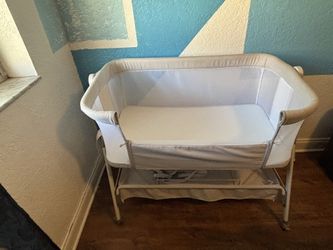 Baby Bassinet / Play Pen