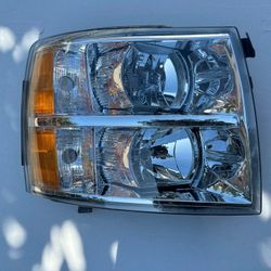 Chevy Silverado 1500/2500/3500 Right Side Headlight Year 2007-2013