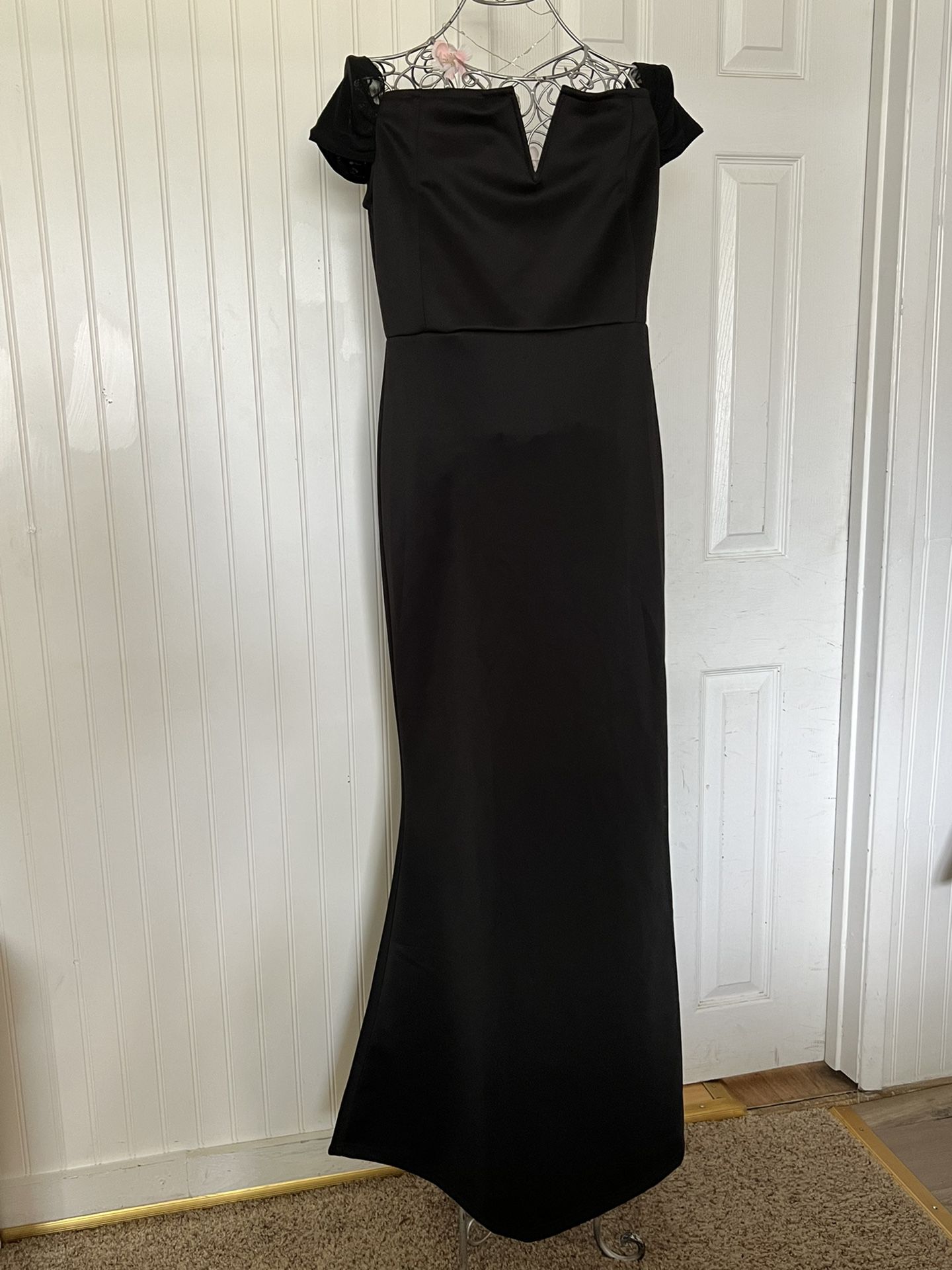 Beautiful black dress. Size is XL but fits perfectly on an M very reduced but does stretch