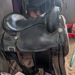 Hilason Treeless Saddle 16in