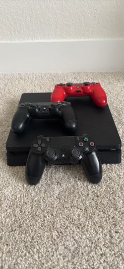 PlayStation 4 Slim w/ 3 controllers