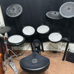 Roland TDK-17 E-Kit Electronic Drumset With Accessories 
