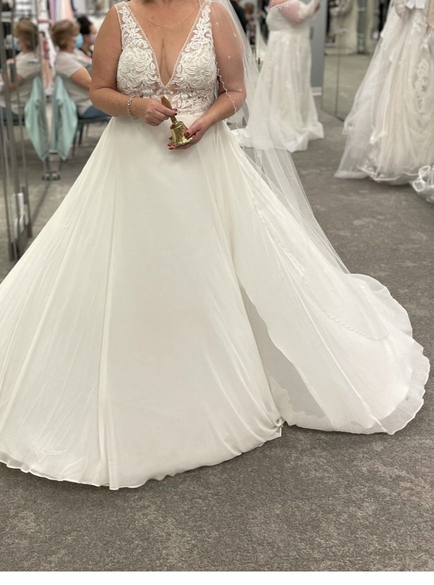 Elegant Ivory Wedding Dress