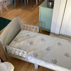 Toddler bed