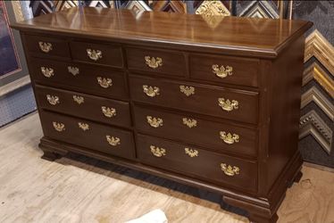 Vintage wooden 10 drawer dresser 
Brand (Hathaways Dallas)
Drawers slide In/out well 
Solid clean condition,  HEAVY Solid WOOD, 
Some wear/scratches o