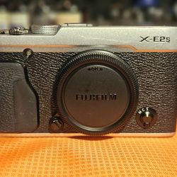 FUJIFILM X-E2S 14k shutter count.

Comes with cap 2 batteries and charger.