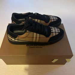 Burberry Size 43