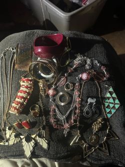 Costume  jewelry  bundle