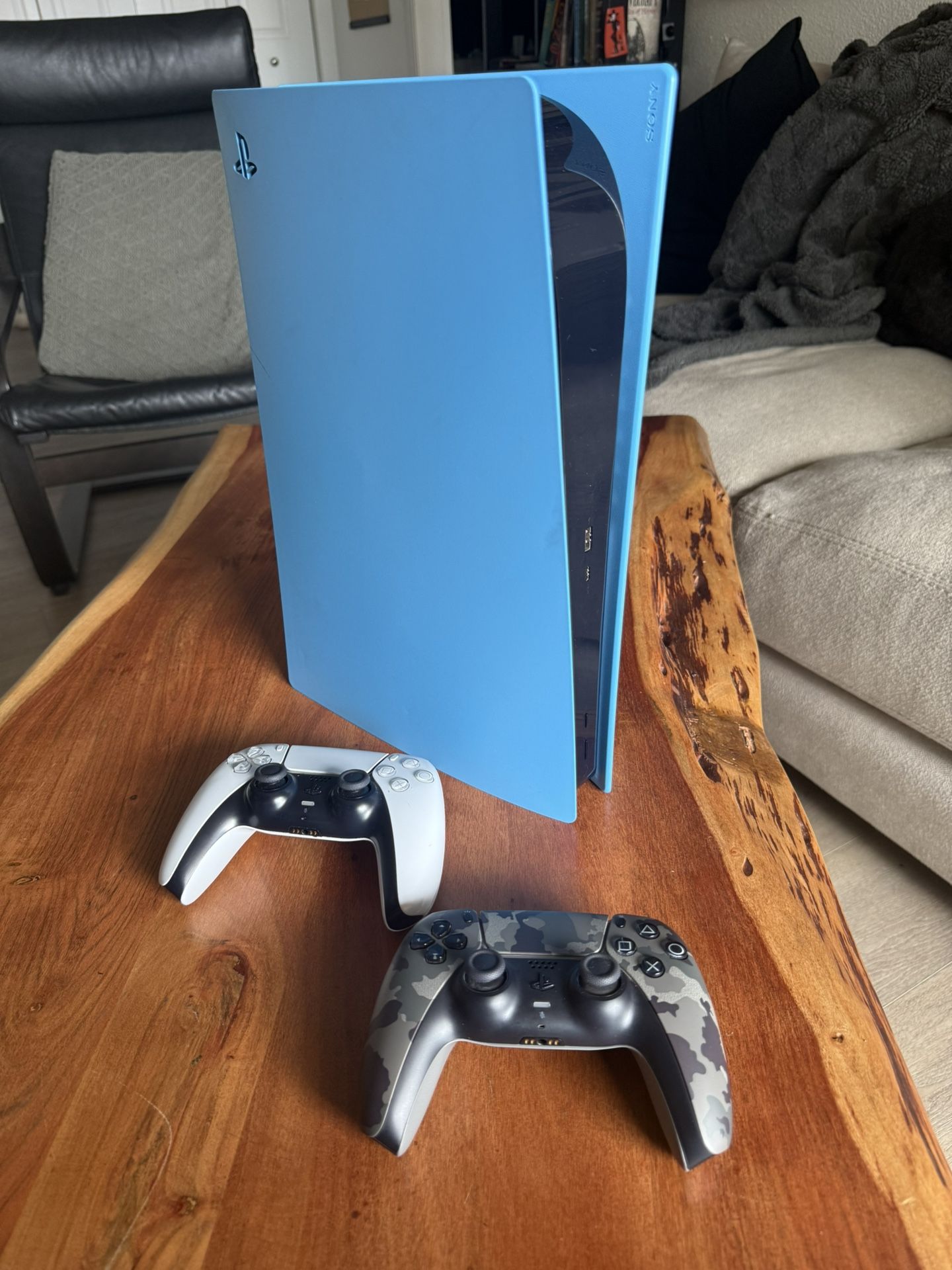 Locked Blue PS5 Disc Edition | 2 controllers