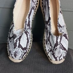 New piton print leather flat women sandals