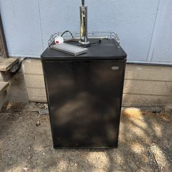 Sanyo Kegerator + CO2 Tank & Keg