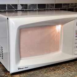 MAGIC CHEF COMPACT MICROWAVE - EXCELLENT CONDITION