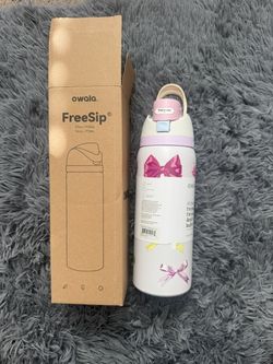 Owala FreeSip 32 oz Insulated Water Bottle – White w/ Pink Bows (New)
