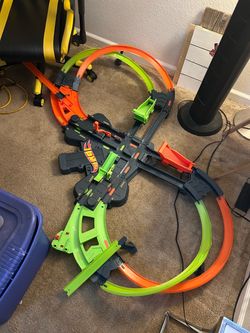 Hot Wheels Colossal Crash track set