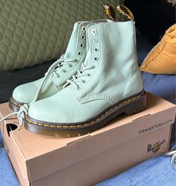 Doc Martens 1460 Pascal (sage green) NEW