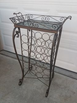 Wine rack with detachable tray