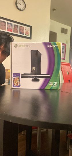 Xbox 360 Kinect Bundle 4GB Console