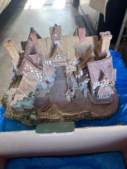 Large Lilliput Lane “Out of the Storm”