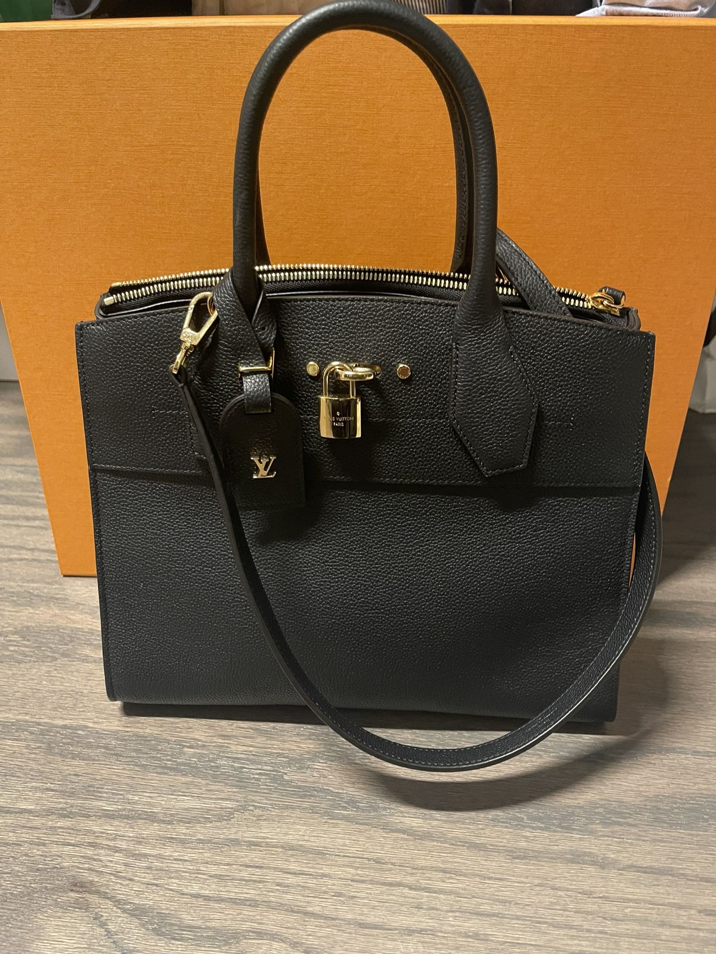 Louis Vuitton like new barely used city steamer mm black
