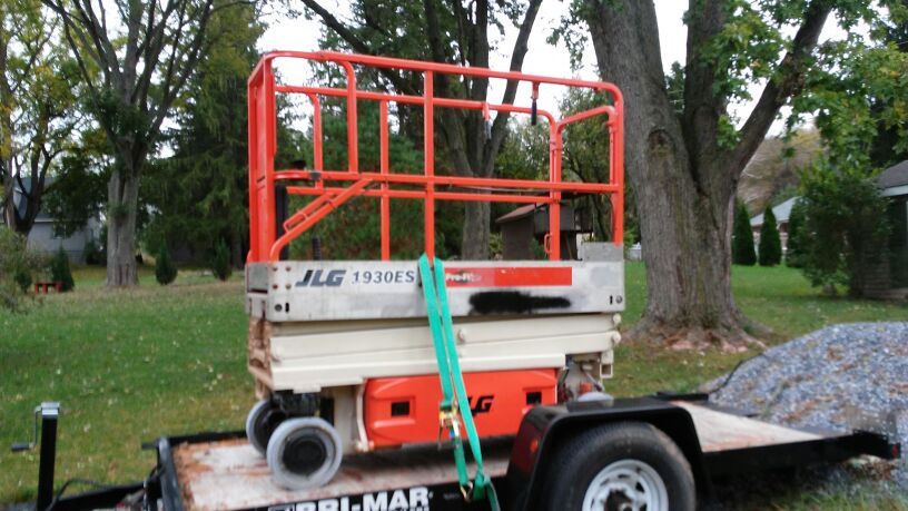 JLG Scissor Lift with trailer tilt