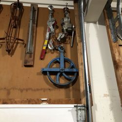 Two Ratchet Pullers And Well Wheel