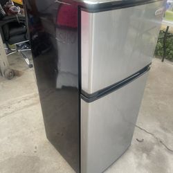 Mini Refrigerador Traba Muy Bien Un Poco Scratch