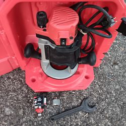 Milwaukee 5615-21 Body Grip Router 11amps 22,000rpms, Good Condition. 2 Bits 1/4&1/2in Colits. For Pick Up Fremont. No Low Ball Offers. No Trades 