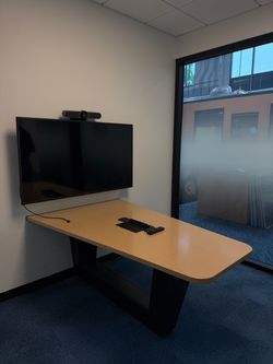 Complete Conference Room Set – Table, Wall-Mounted TV & Video Conferencing Camera