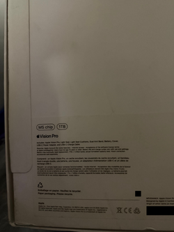 Apple Vision Pro M5 1TB with Travel Bag