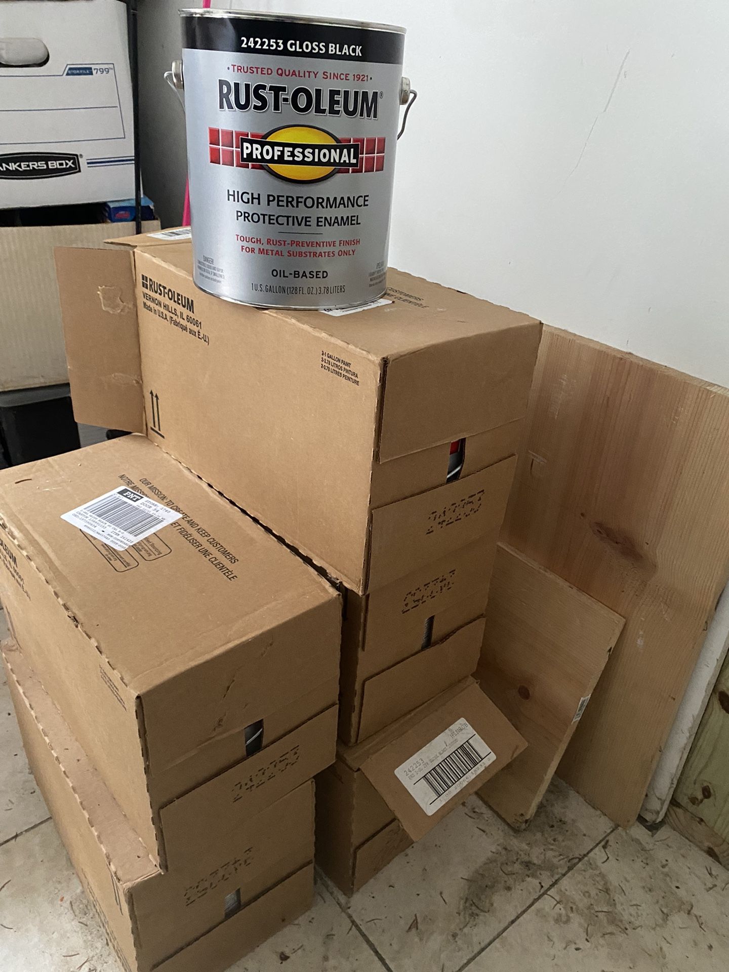 8 Gallon Rust oleum Paint Black 147$