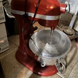 KitchenAid Professional 600 Series 6-Quart Bowl-Lift Stand Mixer.