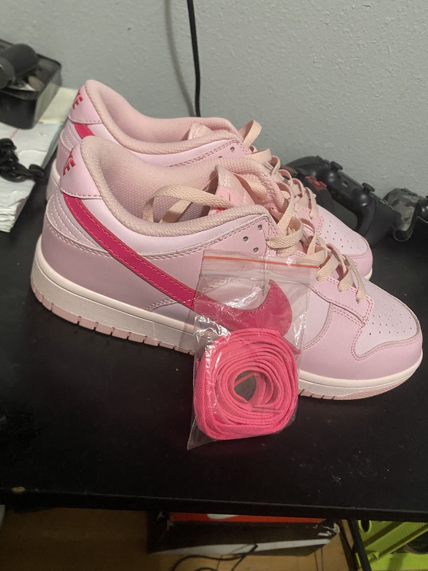 Pink Jordan dunks size 11