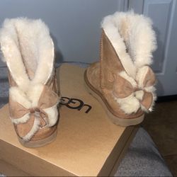 🚨UGG KIDS CLASSIC MINI II Cuffed bow Size 11” Preschool girl🚨 