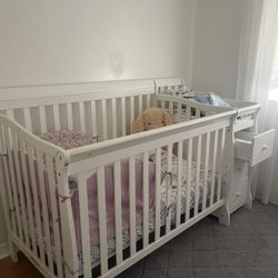 Baby crib with changing table, drawers and a mattress