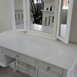Vanity Make Up Table 