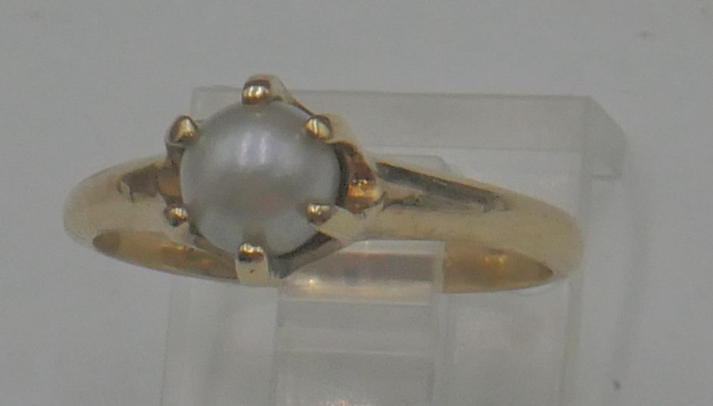 10kt yellow gold ring with 5.5 mm white pearl size 6.5 2.3 gr mint condition. 810822 3. pre owned.