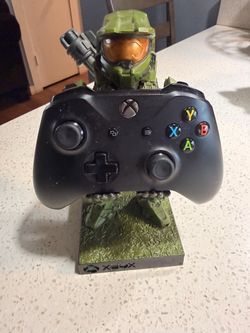 Xbox master chief toy and xbox one controller
