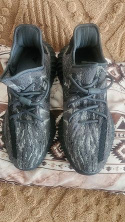 YEEZY BOOST 350 V2
Men tennis shoes