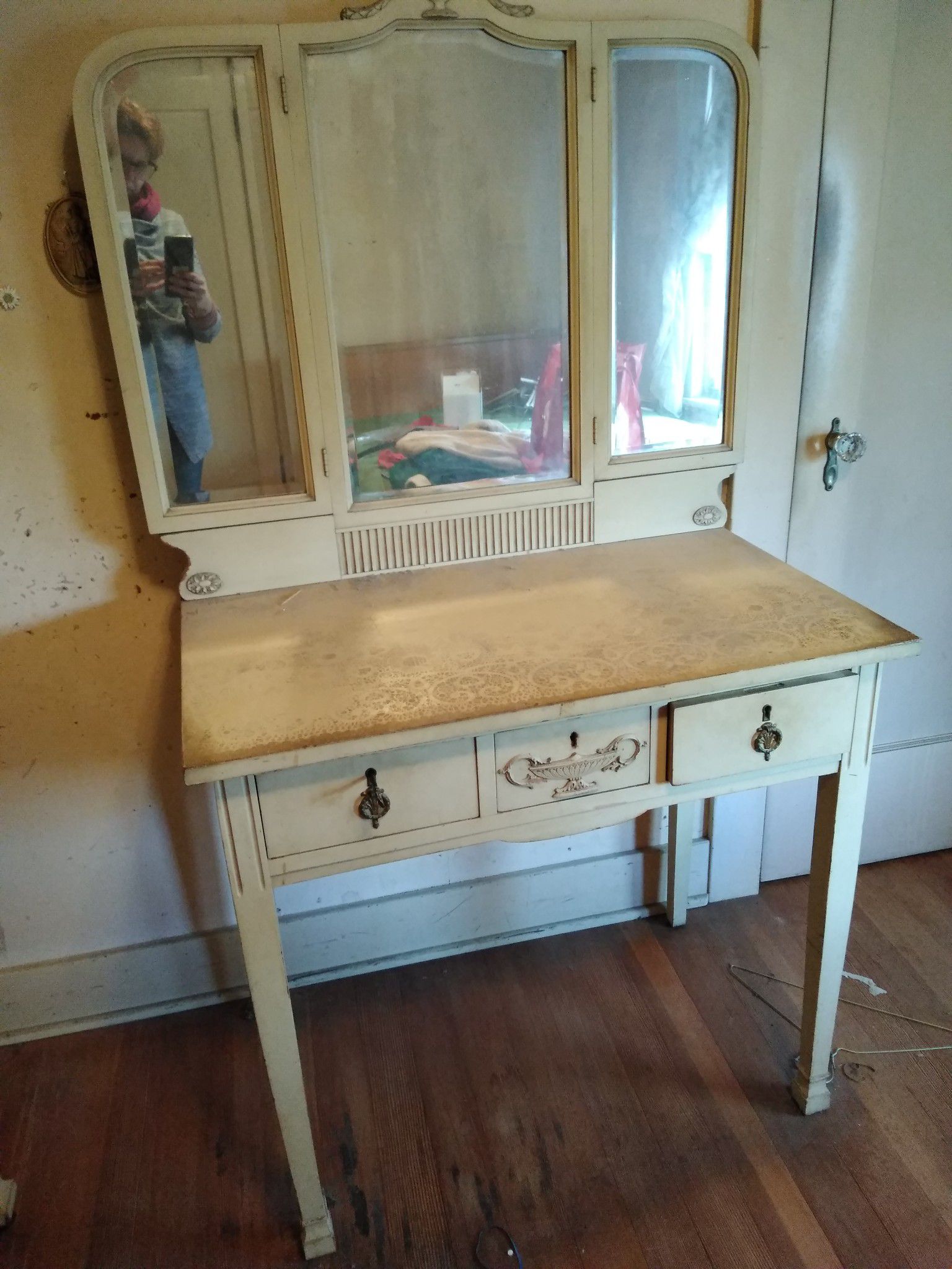 Old Vanity table w/key mirror