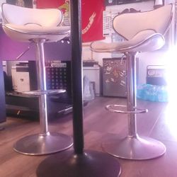 Bar Round Table With High Stools