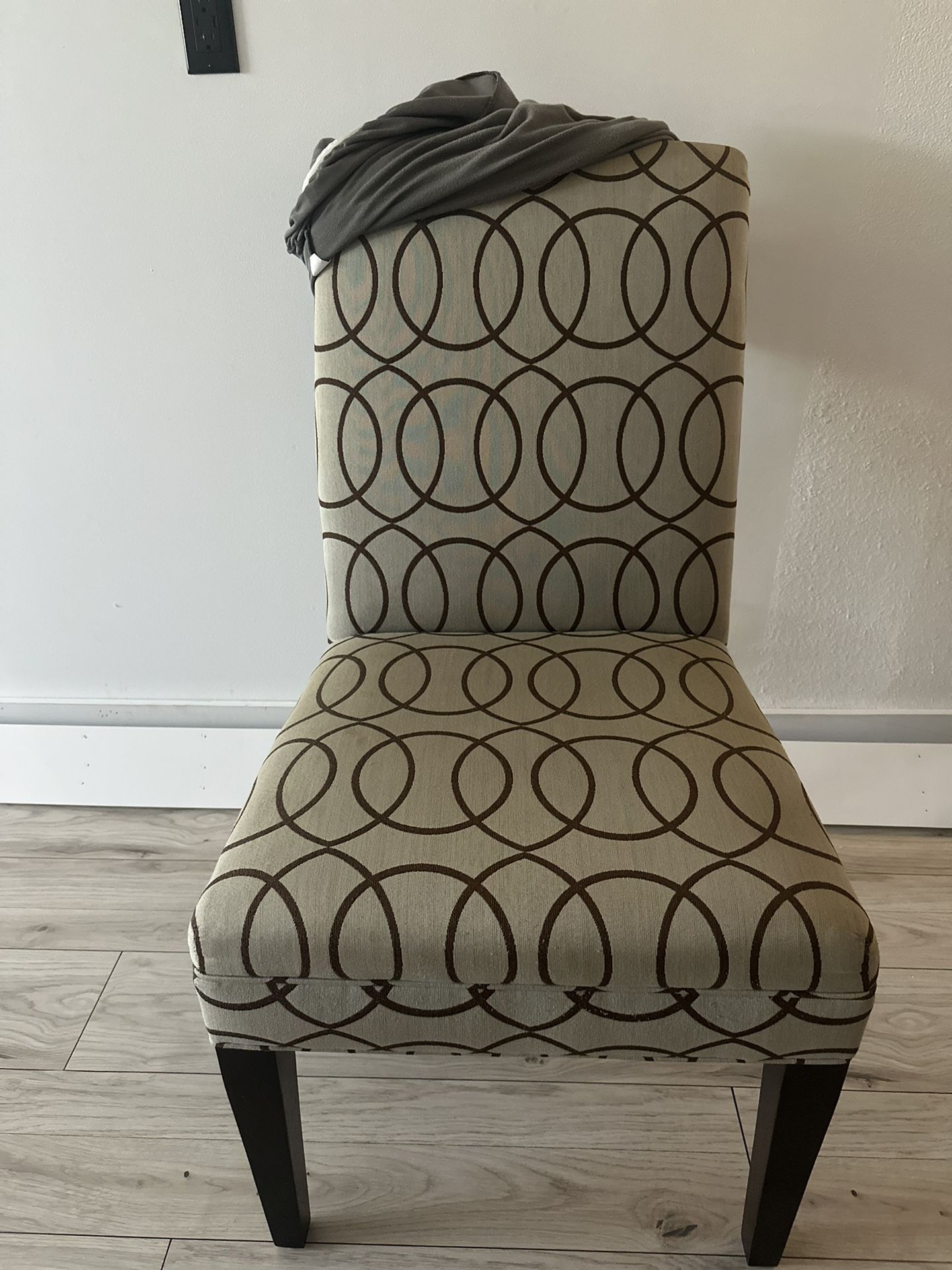 Dinning Room Chairs 5 With Wood Back 2 With Soft Back