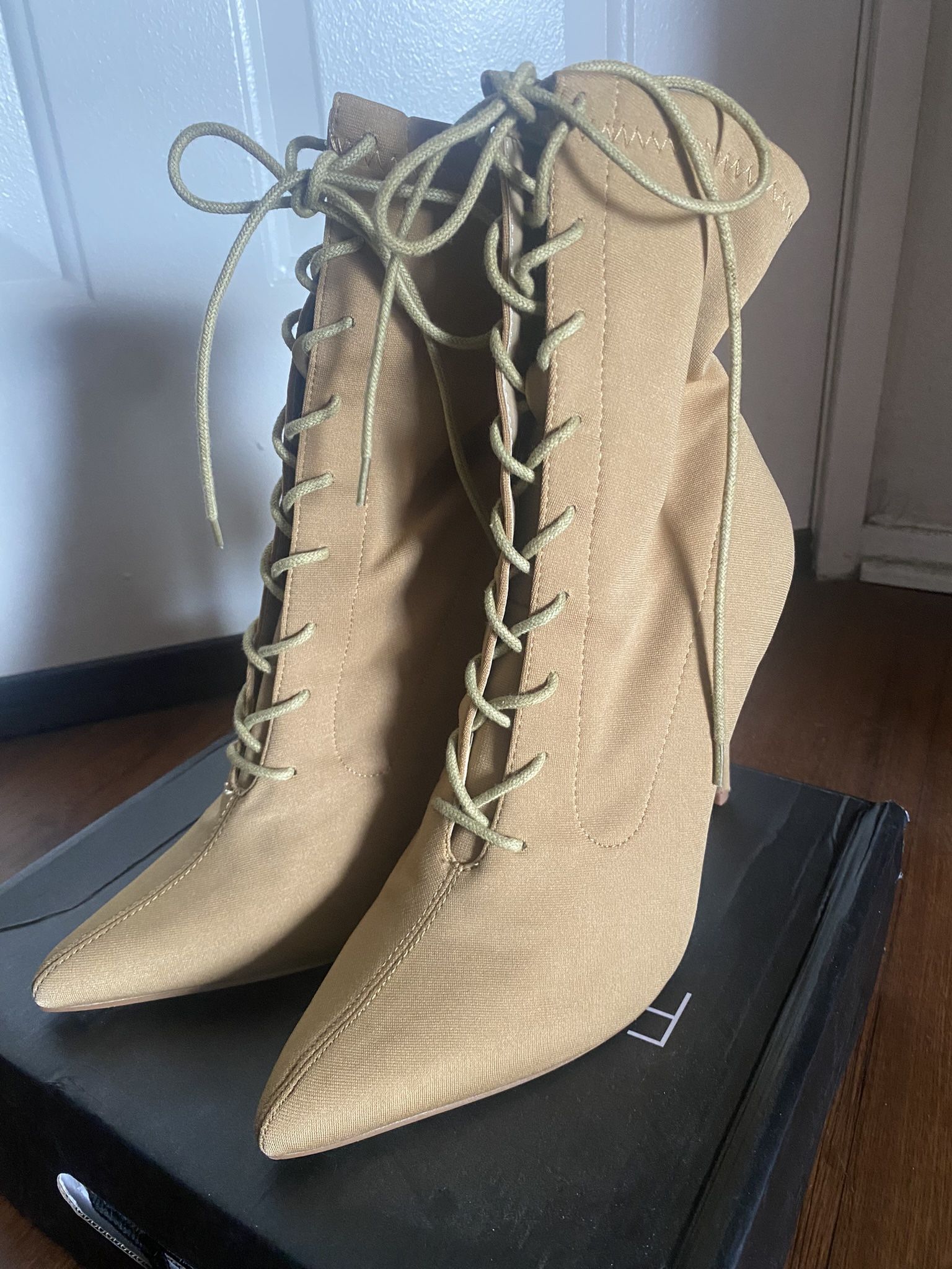 Fashion nova Women’s Booties NEW Size 9