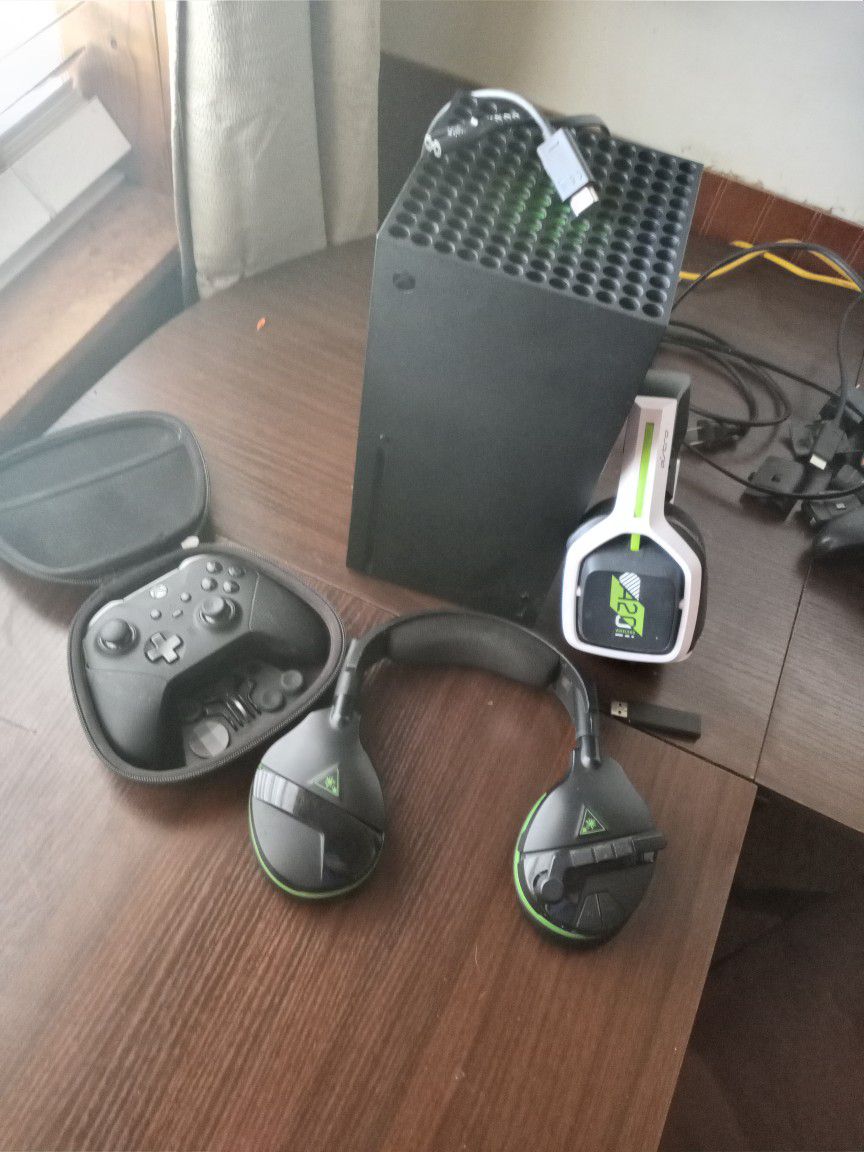 Xbox Series X With 2 Headsets and Partially Damaged ELITE SERIES 2 Controller