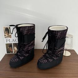 Fendi women's snow shoes (There is a box)