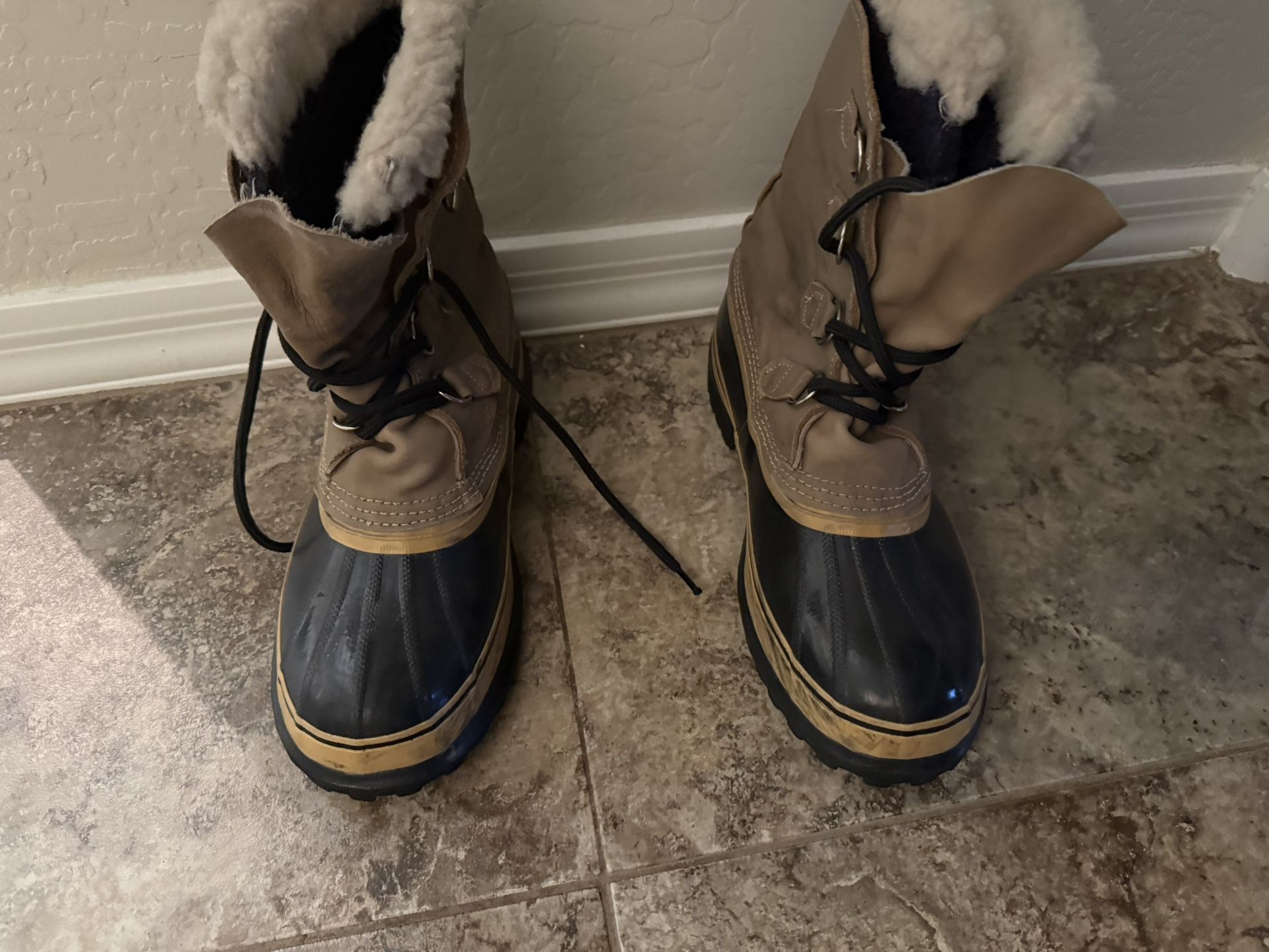 MENS SNOW BOOTS.. 