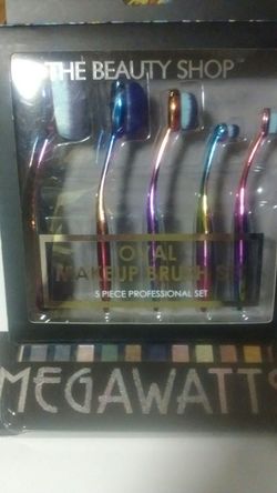 Makeup Brushes & Blush Set--The Beauty Shop