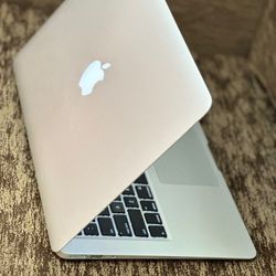 Apple MacBook Air 13” I5/8GB/256GB SSD $180