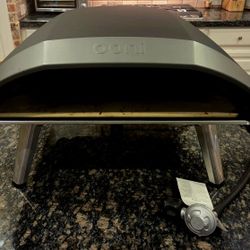 Ooni Koda 16 Gas Pizza Oven – Lightly Used, Excellent Condition w/ Cover & Stone