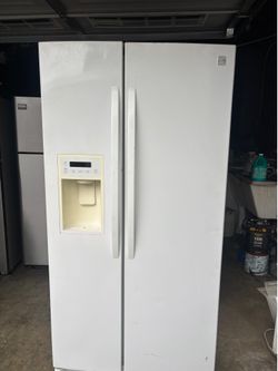 Refrigeradora enfría bien y congela y también hase llelitos