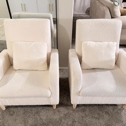 Pair of individual armchairs, beige color, one of them is almost new, it was not used, the other needs cleaning, comfortable and modern